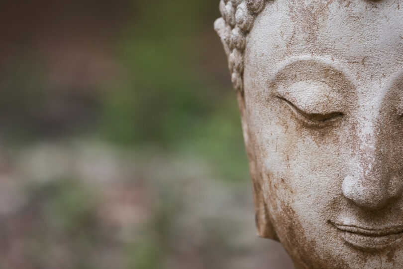 Estátua de Buda de olhos fechados.