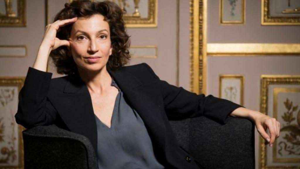 Mulher sentada em uma poltrona posando para a foto. A mulher é Audrey Azoulay, diretora-geral da UNESCO.