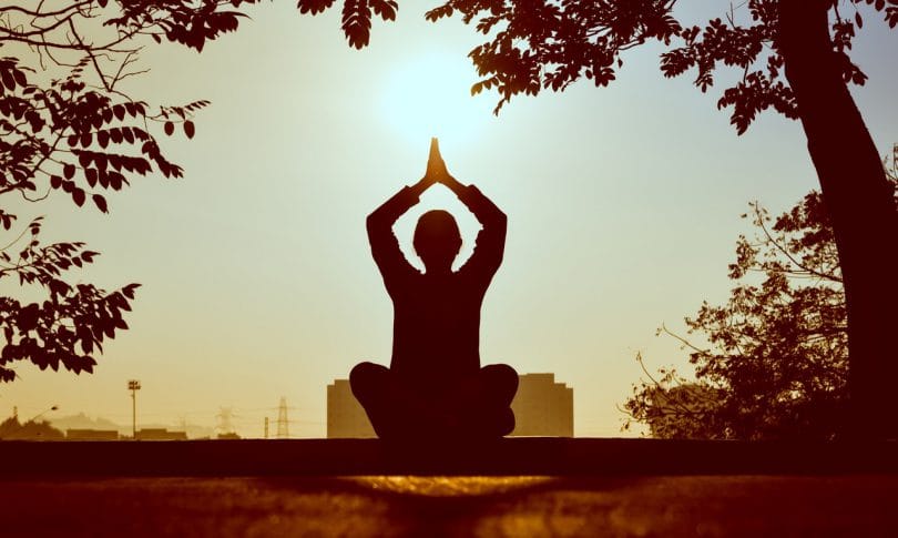 Homem meditando em siddhasana meditação de ioga para relaxamento