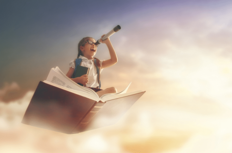 Menina em um livro flutuando no céu com uma lupa na mão.