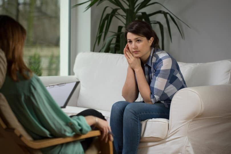 Mulher em consulta com psicóloga