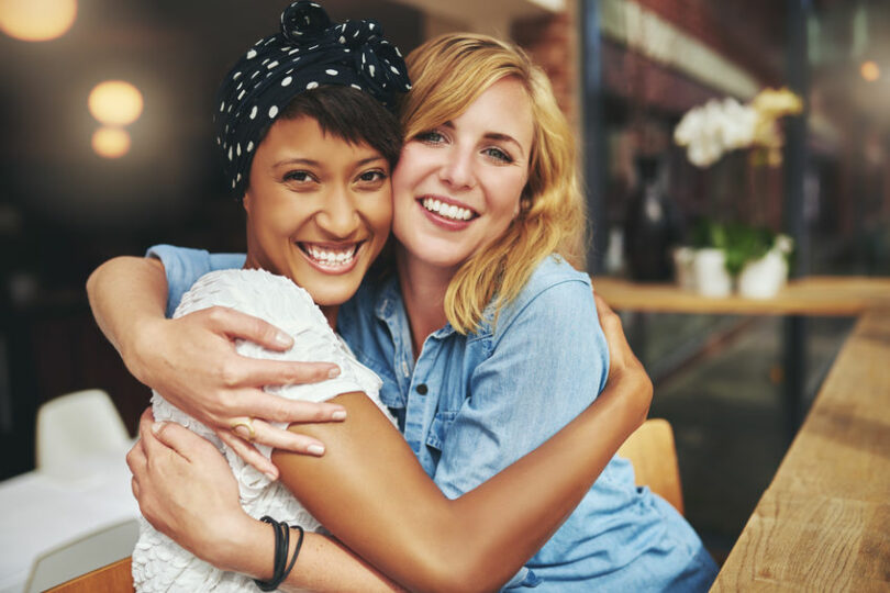 Amigas abraçadas