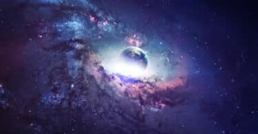 Planeta Terra envolto por uma nebulosa estrelada em tons de azul e roxo.