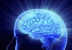 Cérebro humano expelindo energia