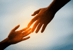 Pessoa estendendo a mão para outra pessoa