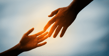Pessoa estendendo a mão para outra pessoa