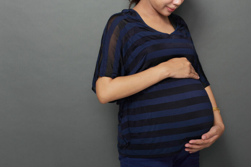 Mulher grávida segurando a barriga