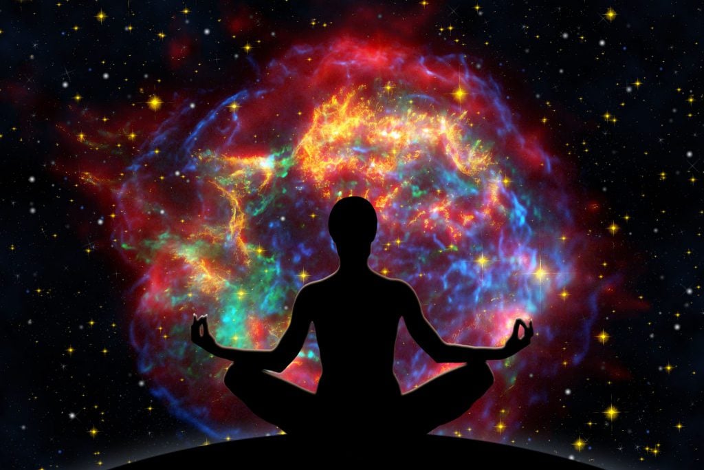 Pessoa meditando em energia