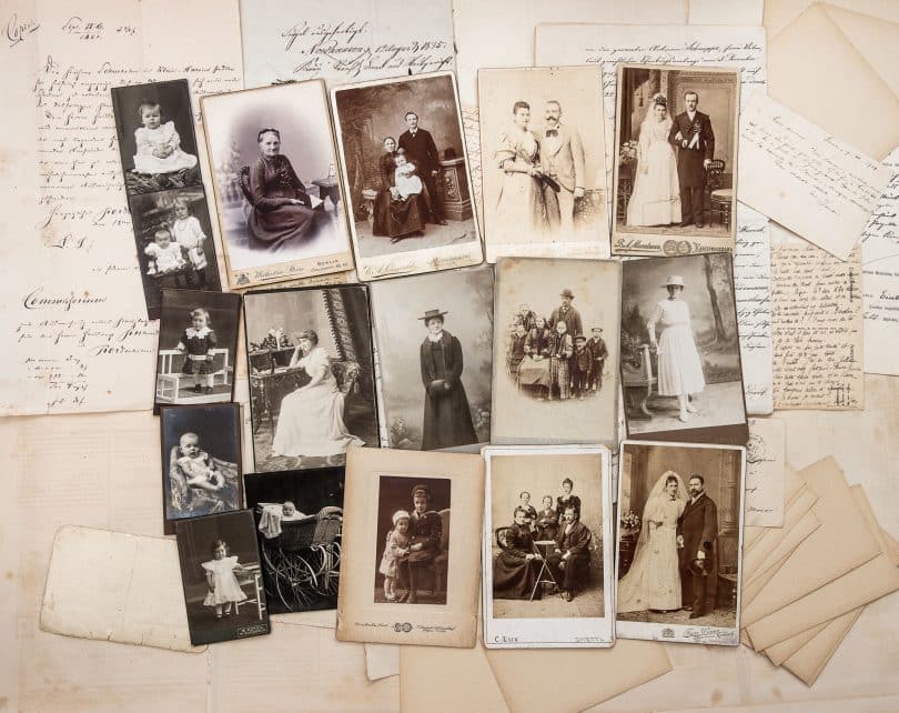 Cartas e fotografias antigas em mural.