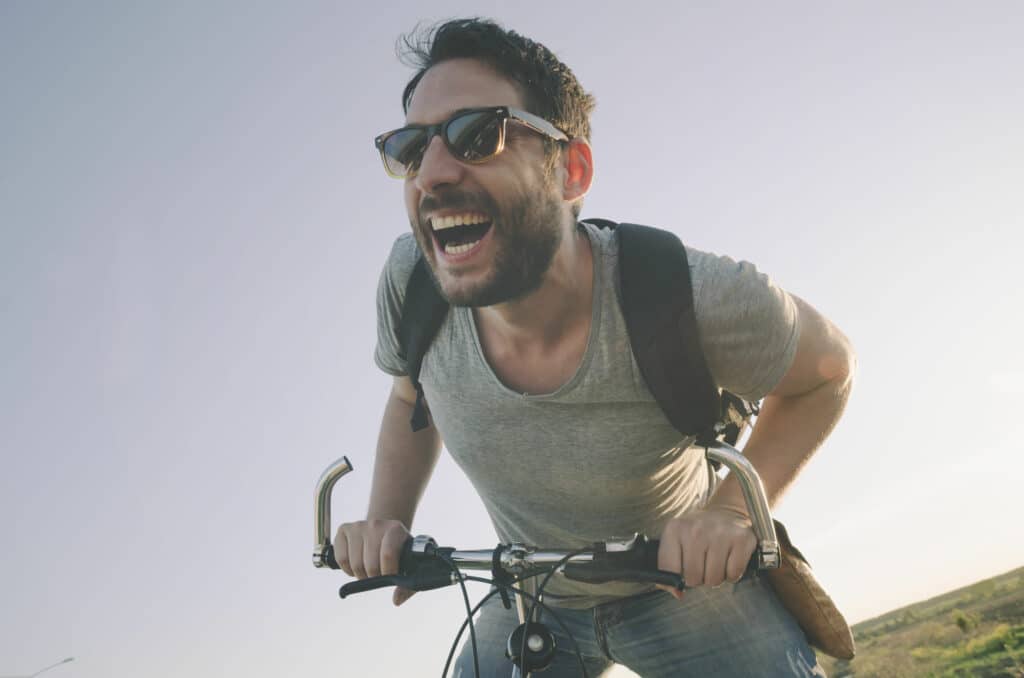 homem feliz andando de bicicleta