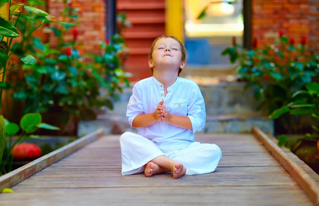 criança meditando