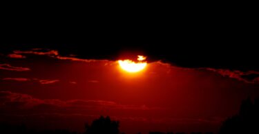 Pôr-do-sol escuro.