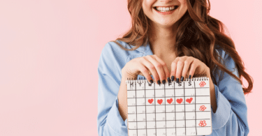 Mulher segurando um calendário menstrual