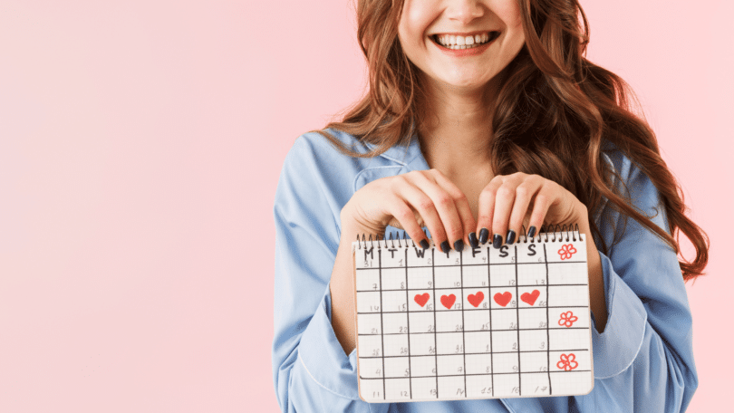 Mulher segurando um calendário menstrual