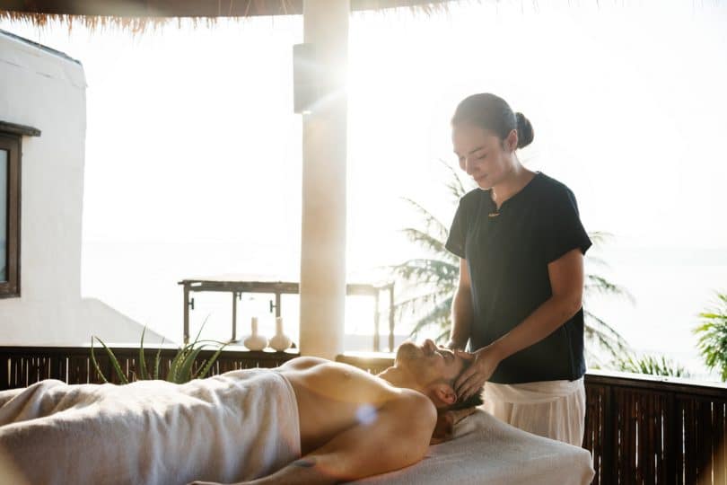 Homem em spa recebendo massagem
