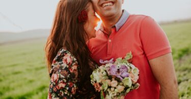 Casal abraçado sorrindo