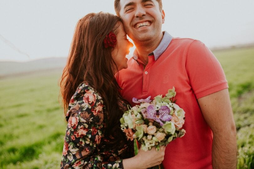 Casal abraçado sorrindo