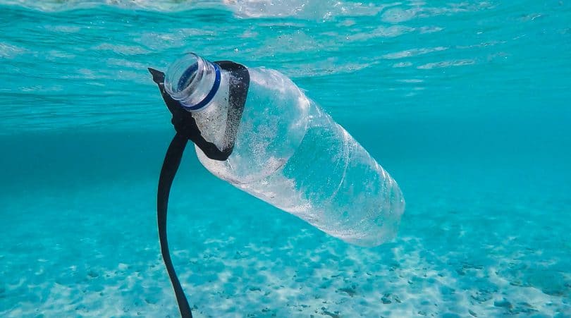 Garrafa de plástico na água