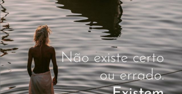 Imagem de jovem em lago, com a frase "Não existe certo ou errado, existem oportunidades" escrita em branco.