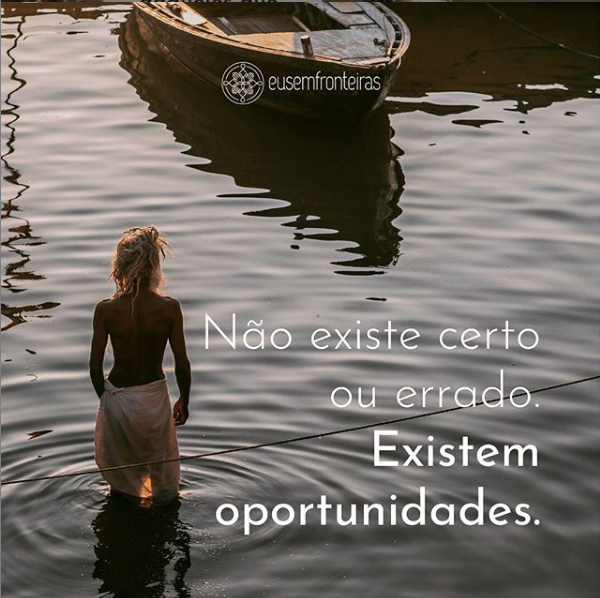 Imagem de jovem em lago, com a frase "Não existe certo ou errado, existem oportunidades" escrita em branco.