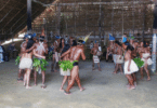 Indígenas realizando um ritual dentro de uma oca