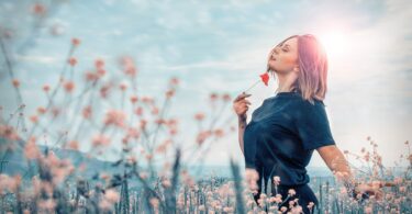 Mulher em campo com flores