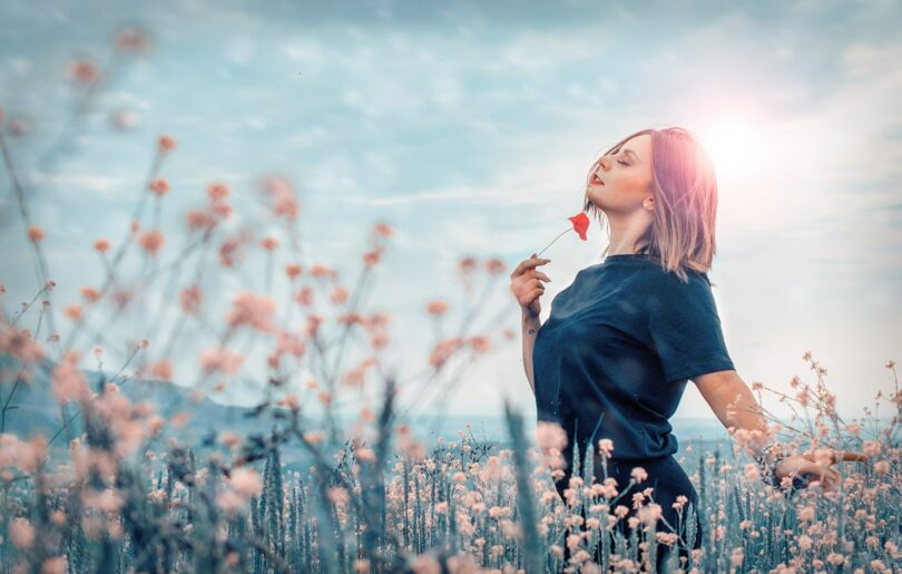 Mulher em campo com flores