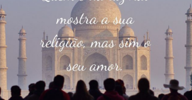 Foto de palácio da índia, com a frase "Quem é da luz não mostra a sua religião, mas sim o seu amor." escrita em branco.