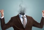 Ilustração de homem vestindo um terno e roupa social, com muita raiva, os dois punhos fechados, só que no lugar da cabeça há somente fumaça.