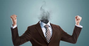 Ilustração de homem vestindo um terno e roupa social, com muita raiva, os dois punhos fechados, só que no lugar da cabeça há somente fumaça.