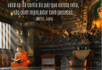 Solidão: monge vestindo uma túnica laranja sentado no chão de um templo budista enquanto lê um livro, com a frase "A solidão é perigosa e viciante. Quando você se dá conta da paz que existe nela, não quer mais lidar com pessoas" de Carl G Jung escrita em branco na parte superior esquerda da imagem.