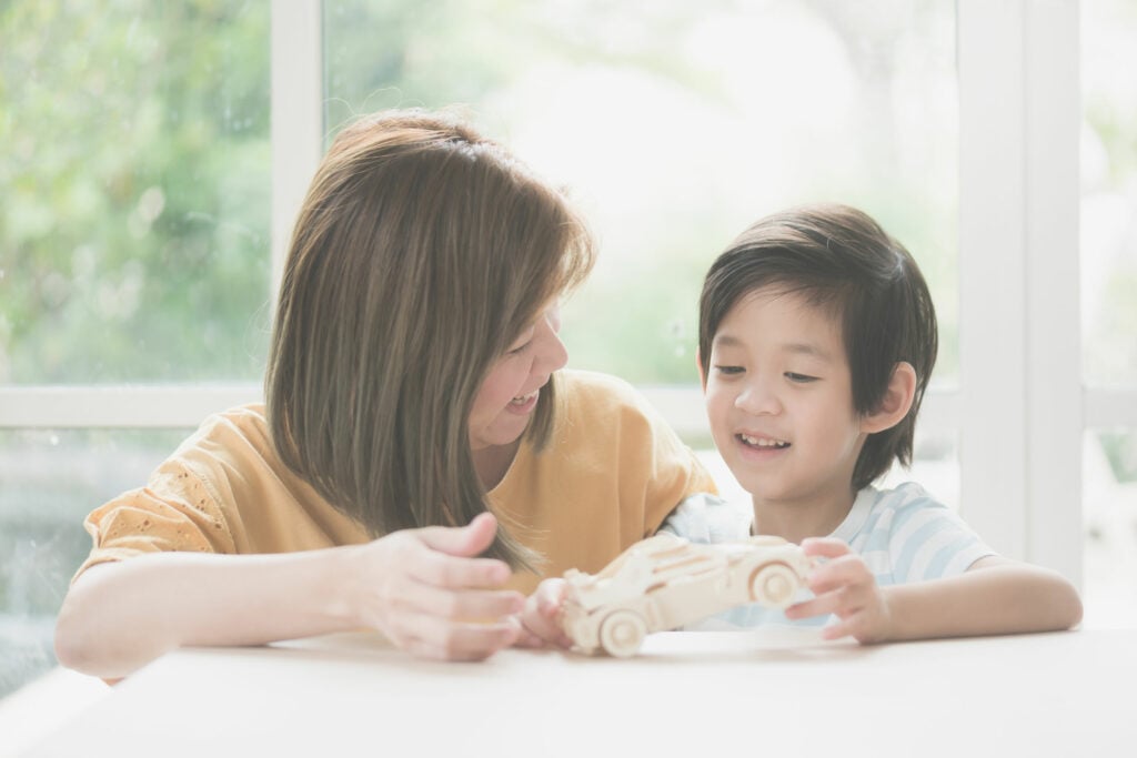 Mãe e filho brincando