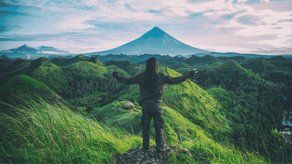 Homem admirando a paisagem na natureza