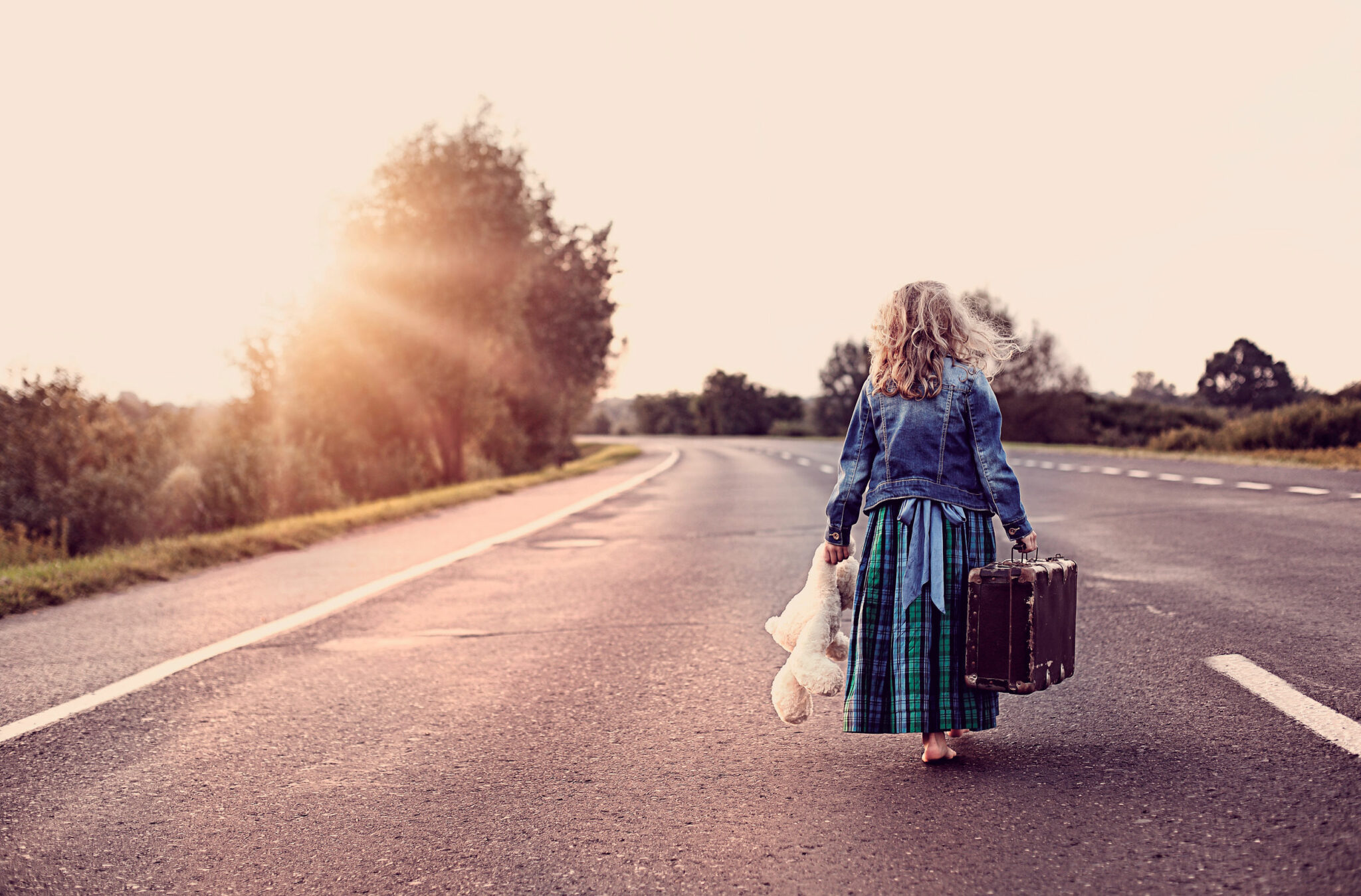 Running away from home. Чемодан для девочек. Женщина с чемоданом. Девушка с чемоданом на дороге. Маленькая девочка с чемоданом.