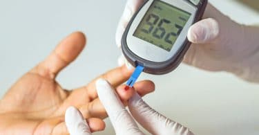 Medidor de glicose em mão de paciente diabético