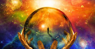 Ilustração gráfica de duas mãos segurando uma bola de cristal, que dentro tem a silhueta de uma pessoa caminhando. Tudo isso em um fundo colorido de azul, laranja, verde e branco.