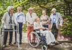 Grupo de idosos com algumas doenças caminhando ao ar livre