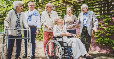 Grupo de idosos com algumas doenças caminhando ao ar livre