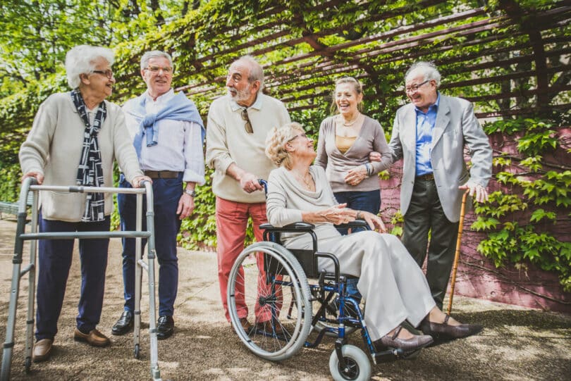 Grupo de idosos com algumas doenças caminhando ao ar livre