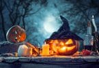 Abobóra de halloween com velas e fundo azul escuro