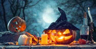 Abobóra de halloween com velas e fundo azul escuro