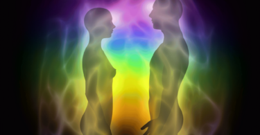 Imagem de silhuetas - de um homem e uma mulher - com suas auras ao redor.