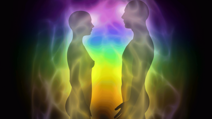 Imagem de silhuetas - de um homem e uma mulher - com suas auras ao redor.