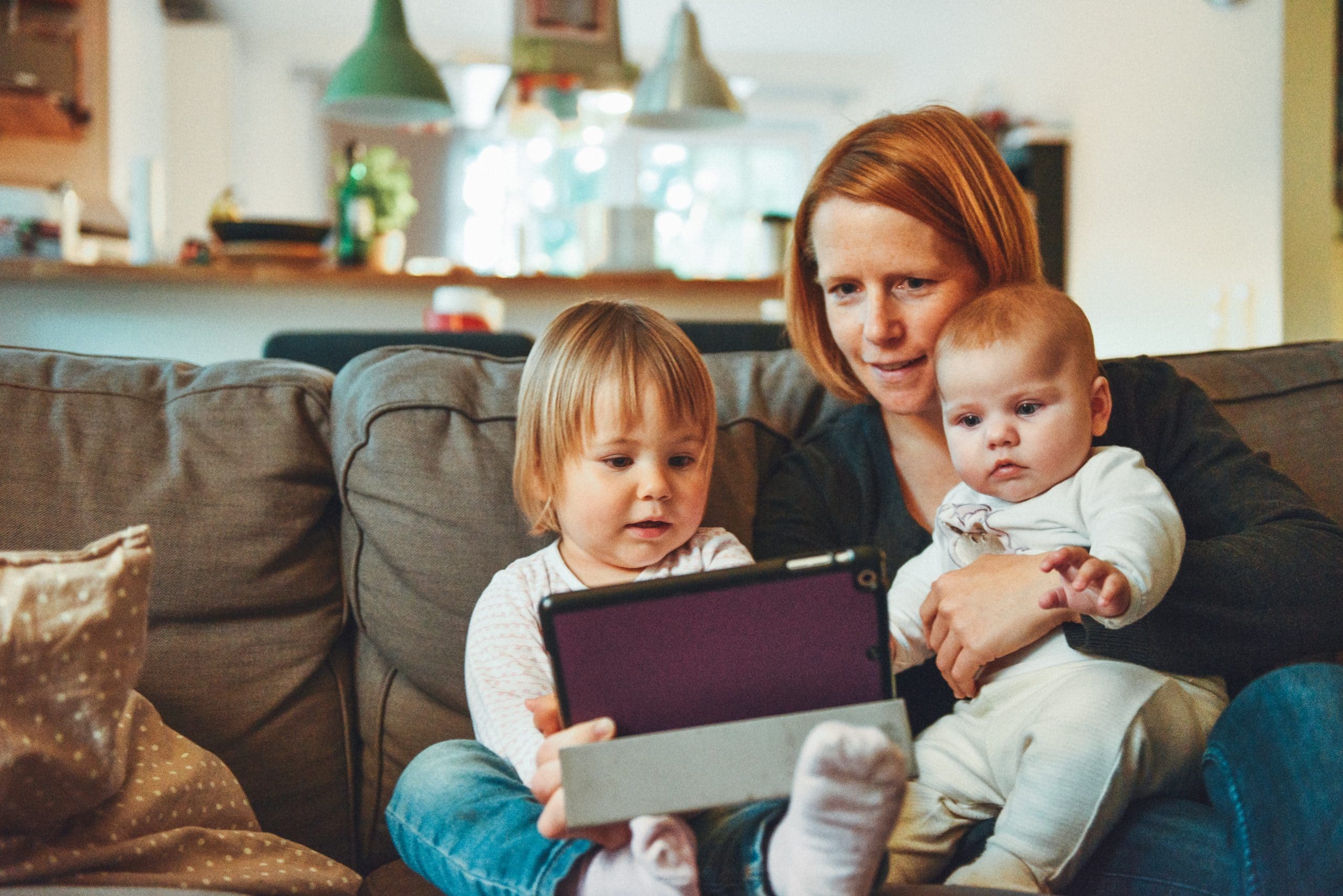 Mulher com crianças assistindo iPad