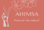 Imagem com fundo rosa, escrito "Ahimsa - Prática da "não violência" no centro, ao lado de ilustração de dedos fazendo o símbolo de paz e amor e flores.