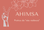 Imagem com fundo rosa, escrito "Ahimsa - Prática da "não violência" no centro, ao lado de ilustração de dedos fazendo o símbolo de paz e amor e flores.