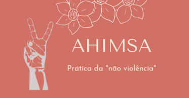 Imagem com fundo rosa, escrito "Ahimsa - Prática da "não violência" no centro, ao lado de ilustração de dedos fazendo o símbolo de paz e amor e flores.