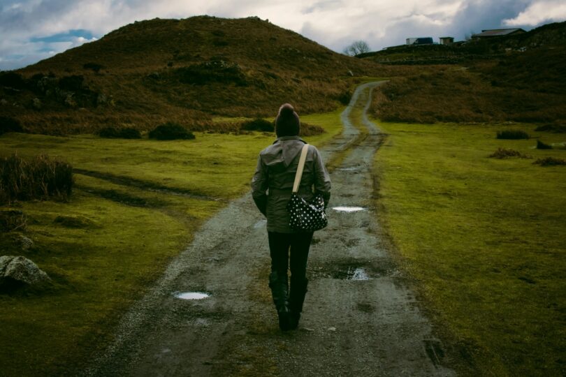 Pessoa de costas com caminho a frente