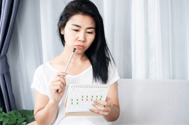 Mulher analisando um calendário