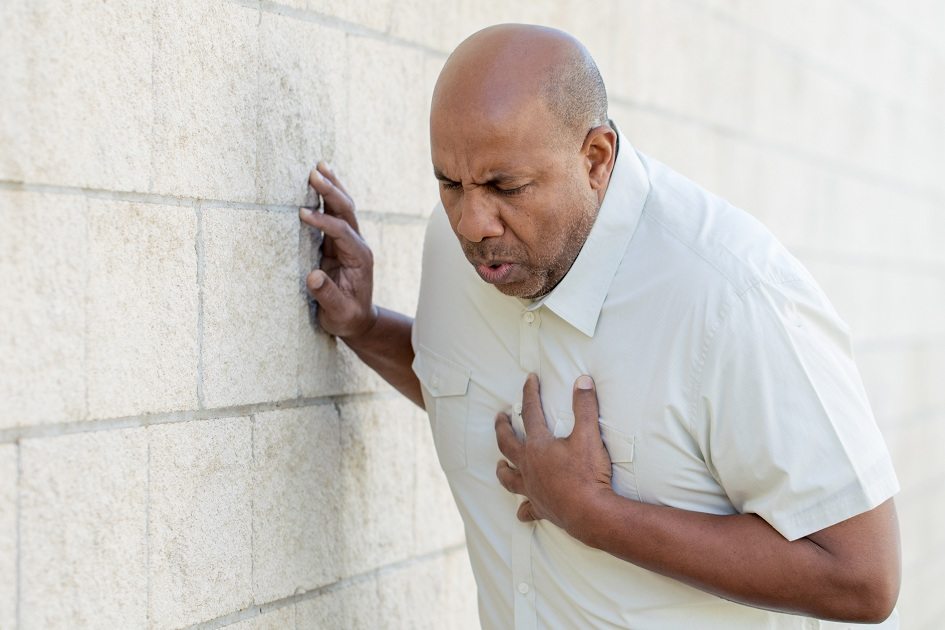 Homem com dor no peito 